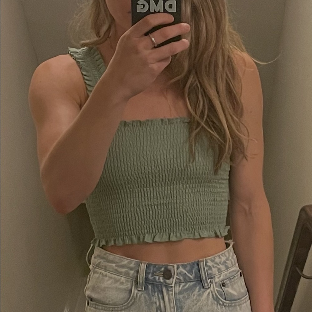 Cute summer top! Worn once. US size 6, fits like a small